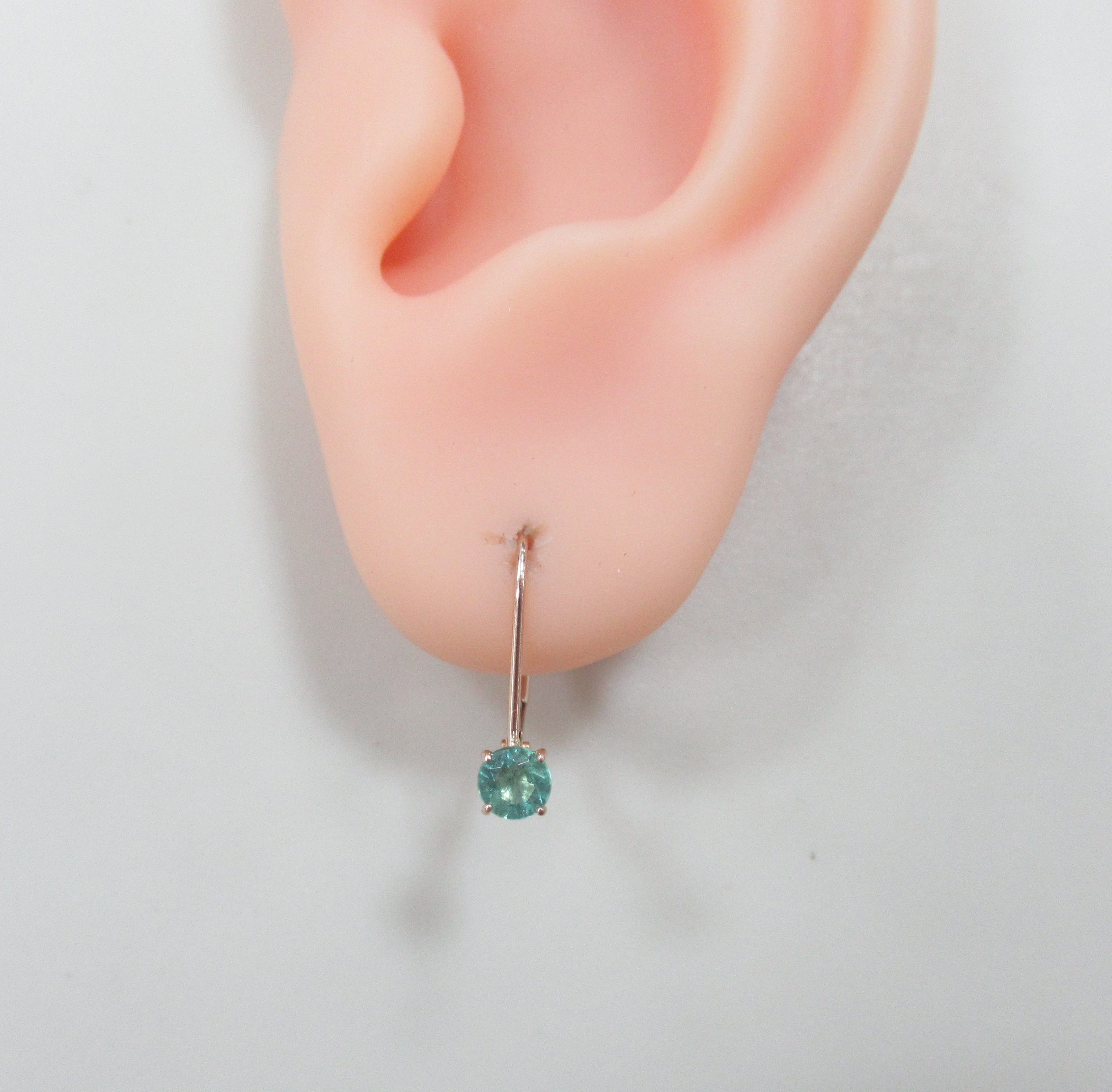 Серьги из золота с изумрудами